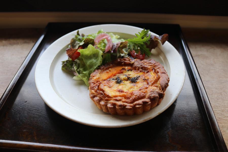 看板メニューはキッシュランチとホットサンドランチ