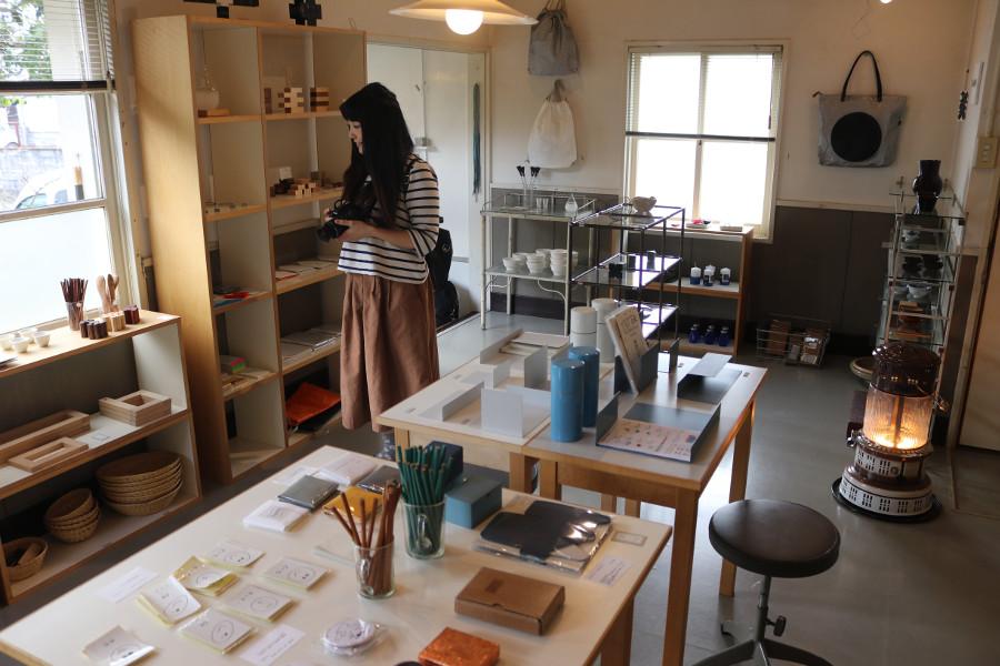 針金細工と手作り小物が並びます