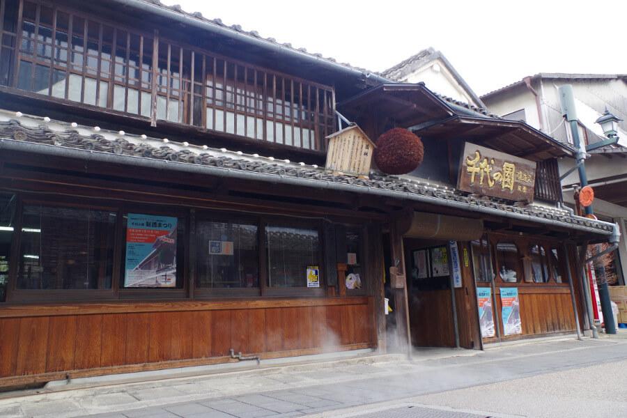 「木屋本店」の後は隣接する造り酒屋「千代の園酒造」