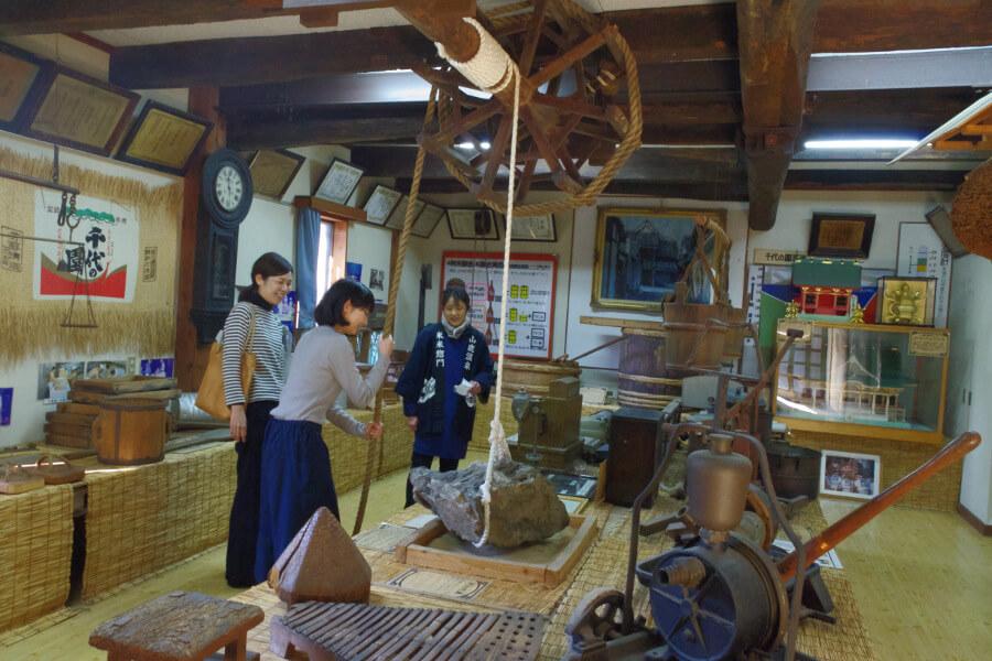 酒屋の奥は、酒造りの歴史や道具を展示している史料館