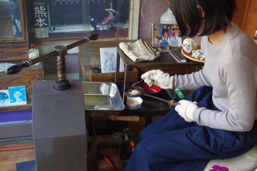 にこやかなご主人の手ほどきで、せんべい作りを体験