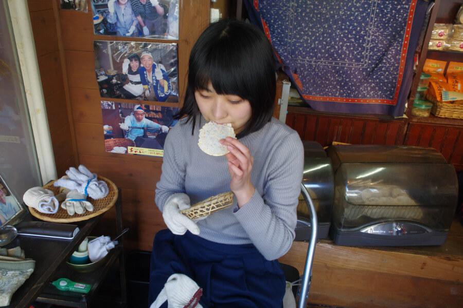 せんべいはサクッと軽い食感で、お米の香ばしさが口いっぱいに広がります