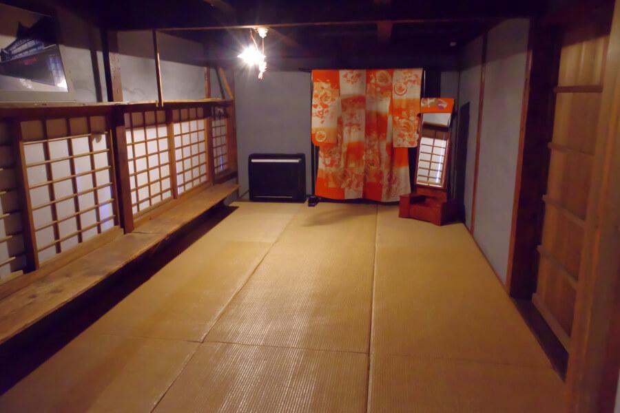 舞台裏には役者用の楽屋があります