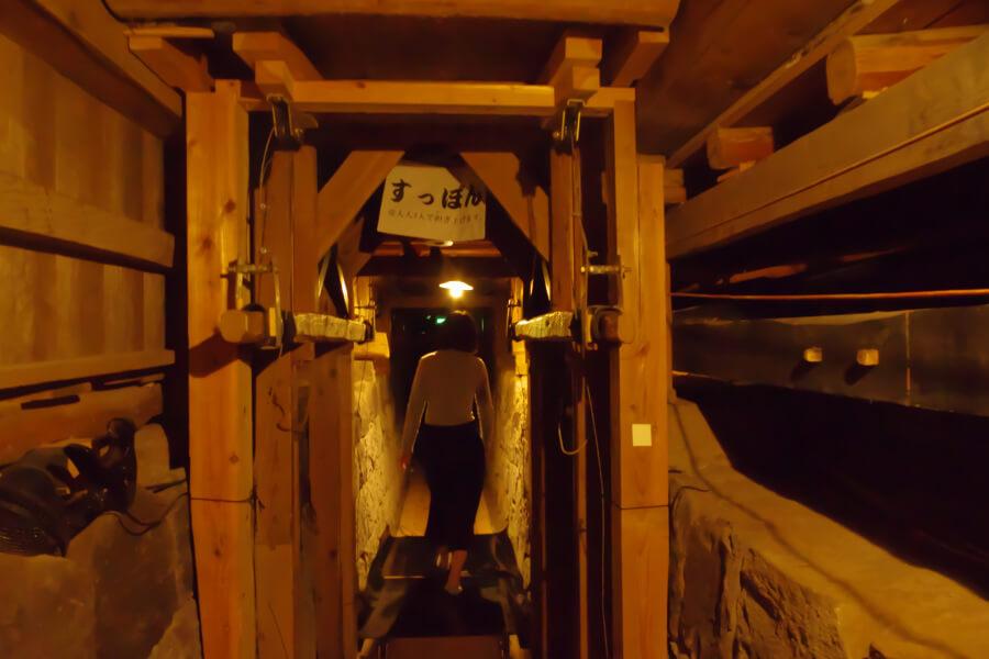 花道の真下を潜り抜ける通路は「奈落」と呼ばれます