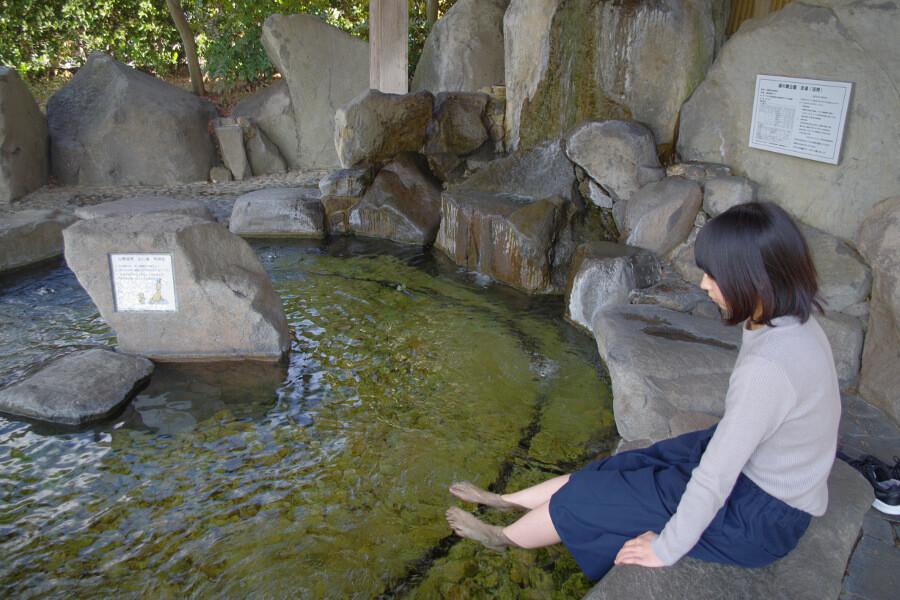 美肌の湯とも呼ばれる柔らかい泉質で、湯上がりはすべすべに