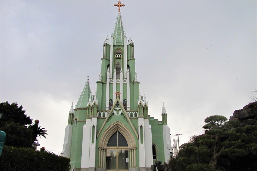 淡いグリーンの外壁が印象的な「平戸ザビエル記念教会」