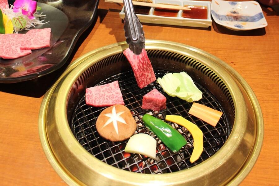 肉は表面に焦げ目がつけば食べごろ