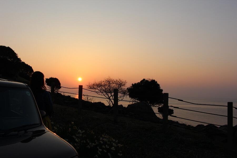 サンセットウェイから眺める東シナ海に沈む夕日