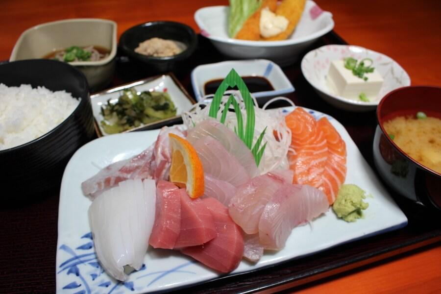 平戸大橋傍にある昭和55年創業の定食屋「萬福」