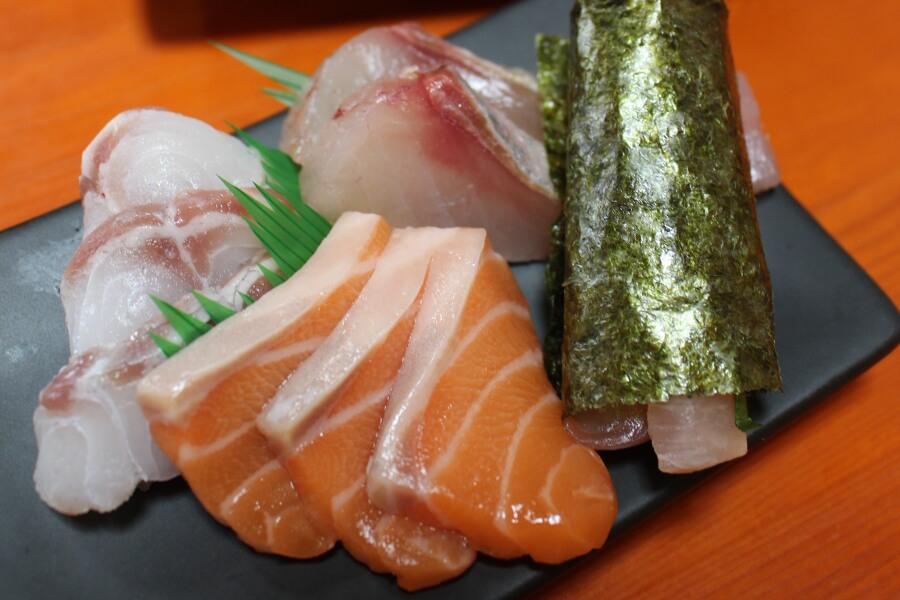 おかわりの刺身は板場任せで3～4種類ほど盛られてきます