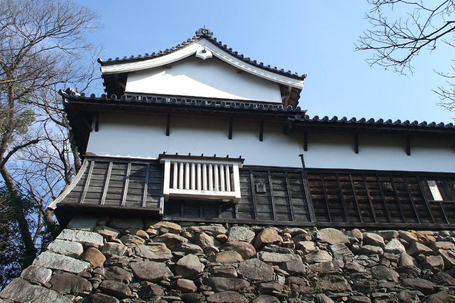 本来土塀で守る部分をさらに強固な櫓に変えた「多聞櫓」