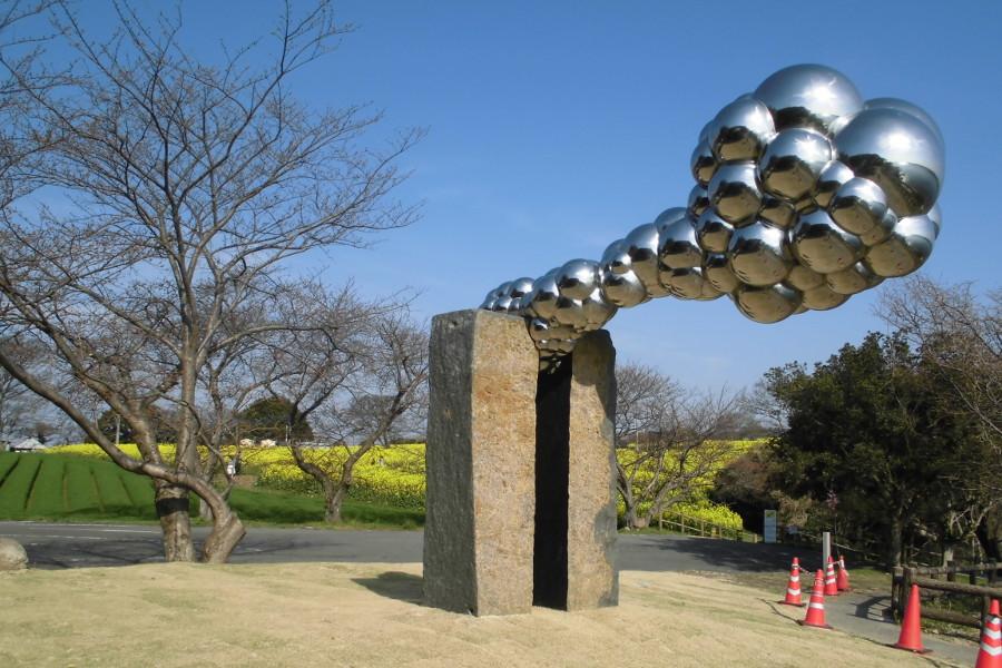 敷地内にはオノ・ヨーコはじめ国内外のアーチストの作品が点在