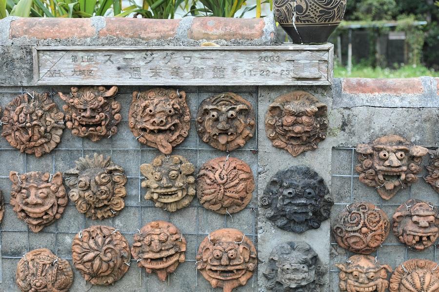 個人宅の壁面や軒先には個性的なシーサーがずらり