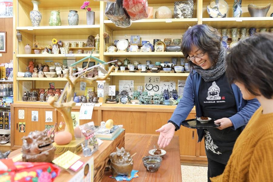 見学後は併設のお土産品店で黒糖ゼリーとお茶のサービスでひと息