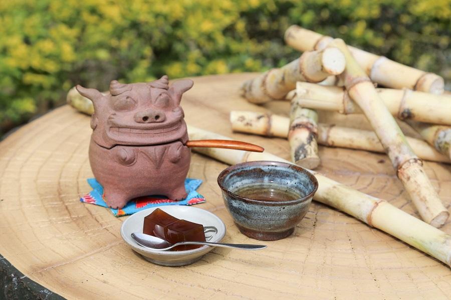 シーサーポットの中に隠れた自家製黒糖も素朴で優しいおいしさです