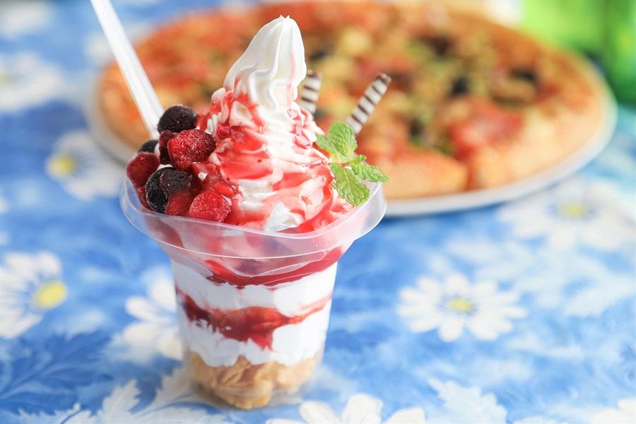 苺ソースのコージーパフェ（500円税別）