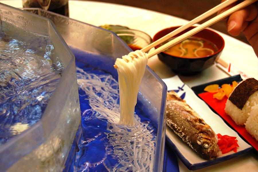 ▲指宿名物「唐船峡そーめん流し」を味わって