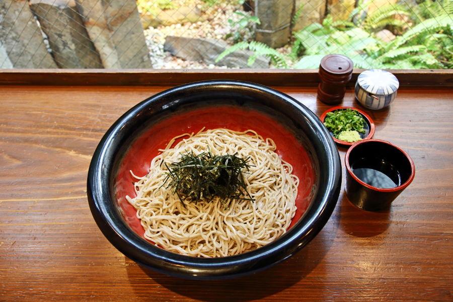 うどん、そばともに3玉で同一価格。写真はざるそばで、食後でも麺は追加できます うどん、そばともに3玉で同一価格