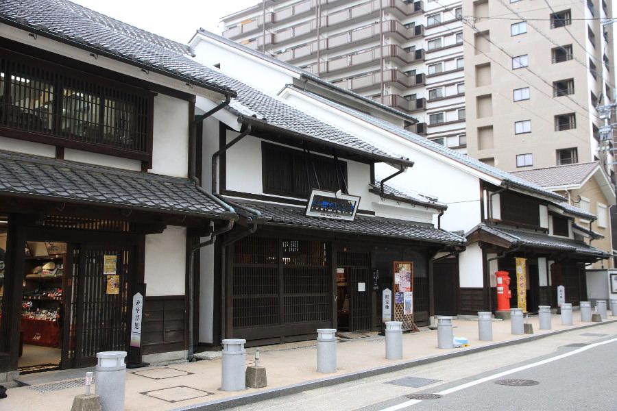 櫛田神社から徒歩1分。櫛田神社後の見学がおすすめ