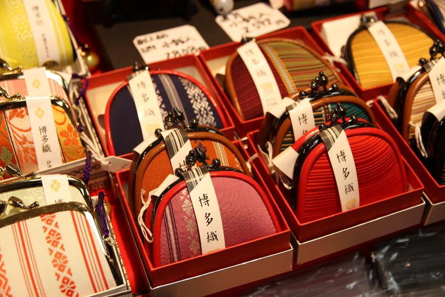 土産物には、博多織の小銭入れがぴったり