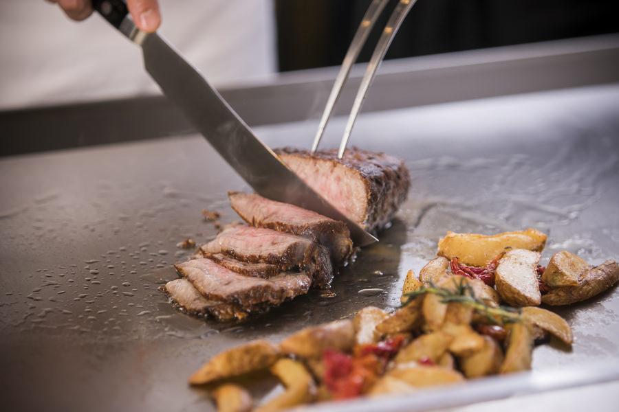 ▲シェフが目の前で焼き上げる鉄板料理 ▲シェフが目の前で焼き上げる鉄板料理