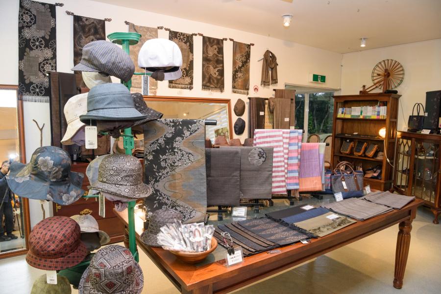 ショップでは着物や反物だけでなく、大島紬をあしらったオリジナルのバッグや帽子、名刺入れや小物など手土産も豊富。大切なあの人へのプレゼントにいかがでしょうか／龍郷町赤尾木1945