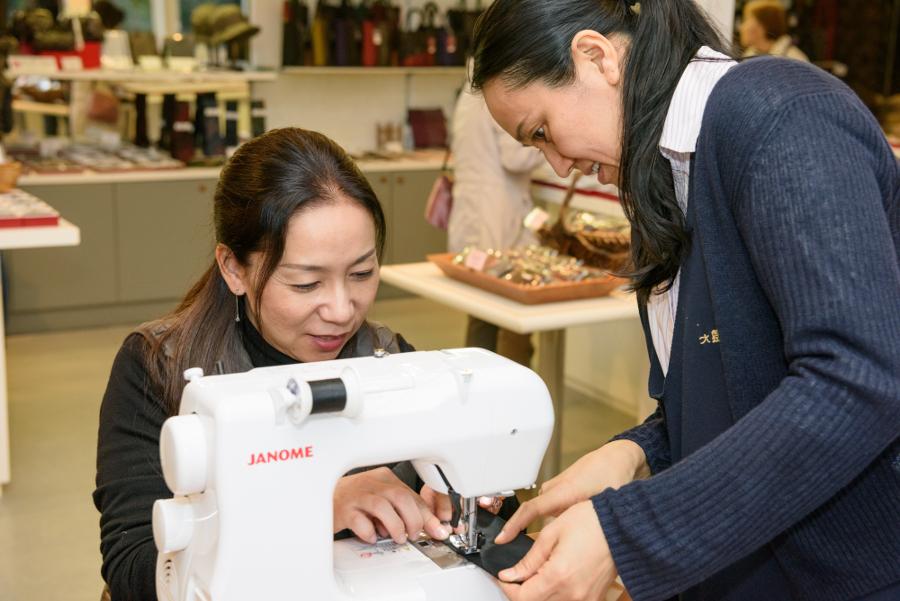 手織体験で作った生地はシュシュに仕上げて持ち帰ることができます。自分へのプレゼントにもぴったり