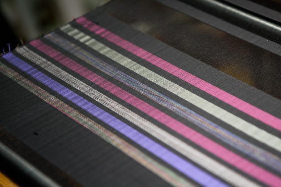 オリジナル大島紬の生地が完成。大島紬ならではの色艶や光沢の美しさに心奪われます