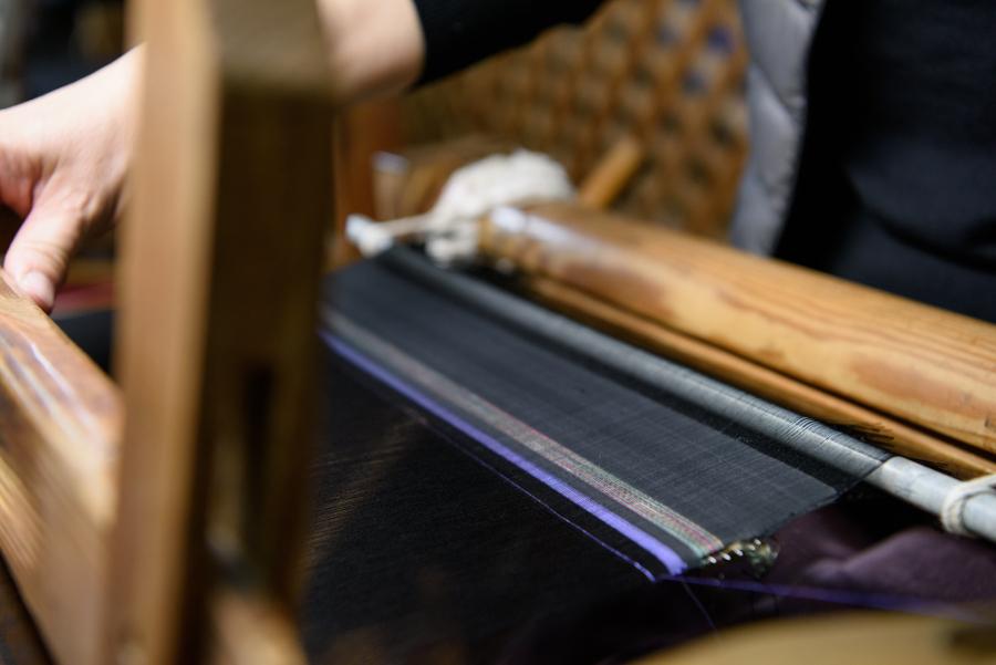 柄となる横糸は好きな色を選ぶことが可能。横糸と縦糸を機織り機で丁寧に紡いでいきます