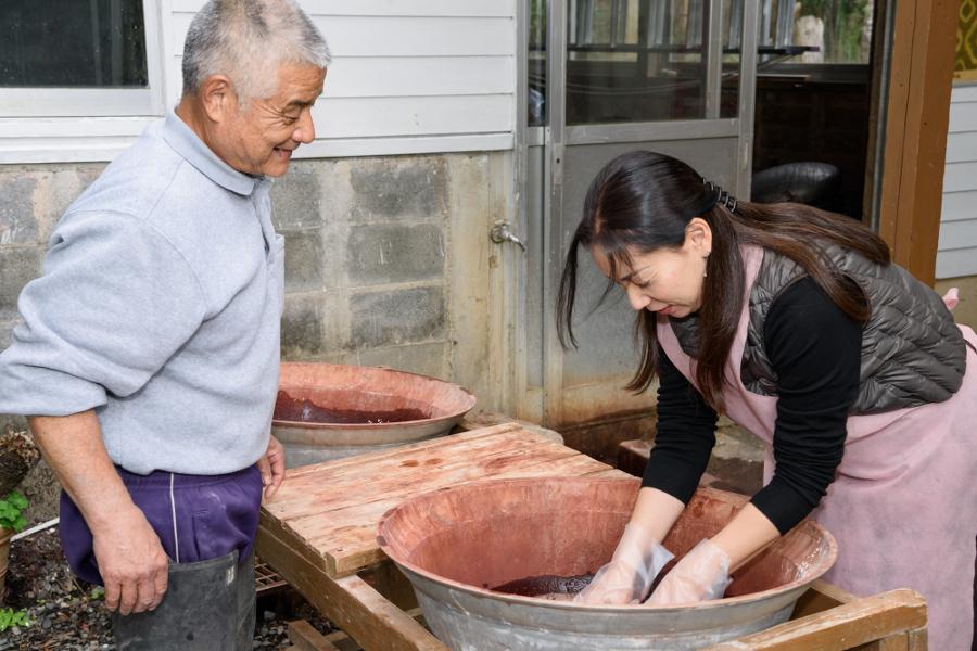 石灰水とシャリンバイの木から抽出した染め液につける作業を3回ほど繰り返します。生地が茶褐色に染まるまでしっかり行いましょう