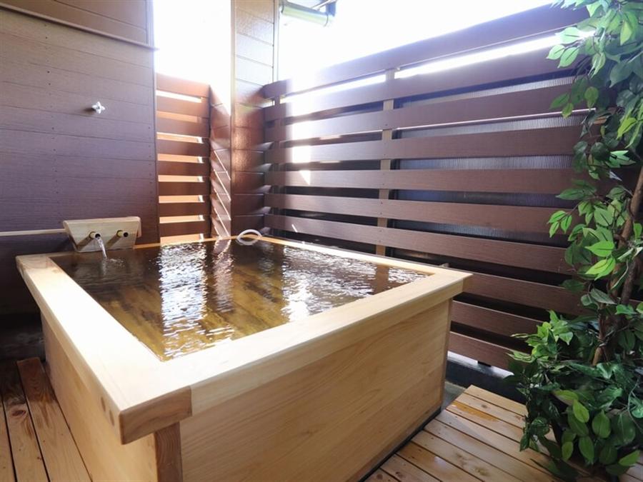 宿泊限定の半露天風呂付き客室「北薩の晃（ほくさつのひかり）」では、24時間いつでも好きな時に入浴できるヒノキ風呂が付いています。旅で疲れた身体を「紫尾湯の宿 くすのき荘」で癒しましょう