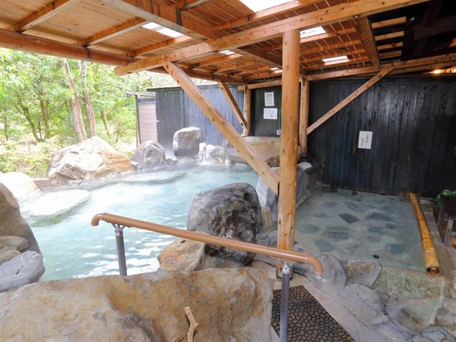 四季折々の美しさを感じられる、木立に囲まれた岩造りの露天風呂。コバルトブルーの湯船には湯の花が舞います。立ち寄り湯としても利用できます（大人500円、小人250円）