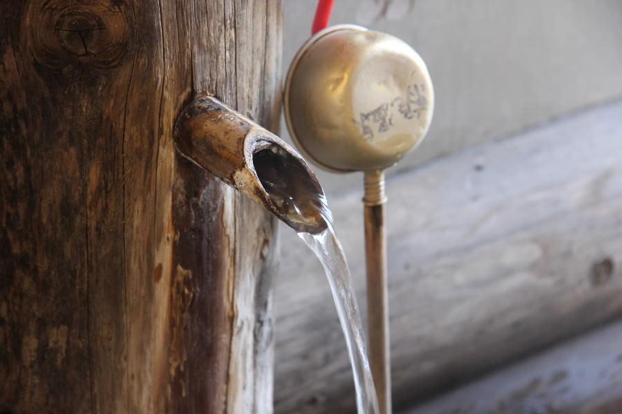 「神の湯」は飲泉も可能。毎日地元民をはじめ、多くの観光客が汲みに訪れています