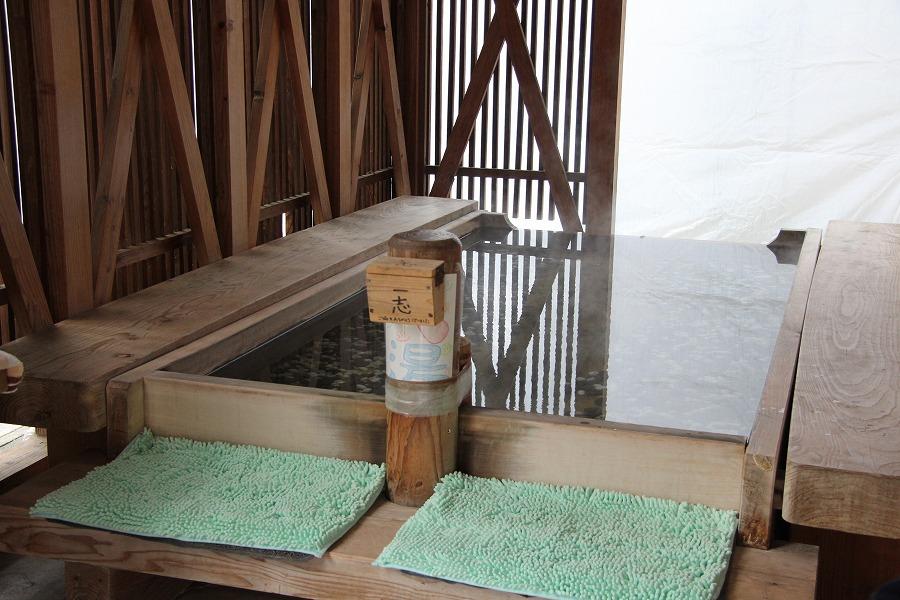温泉入口の隣には、足湯も設置されています。旅の疲れを癒すのにもぴったり