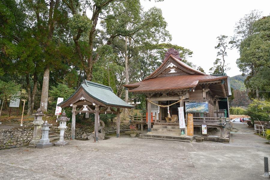 空覚上人により創建されたといわれる「紫尾神社」。佇まいは小さくも、由緒のある古寺です
