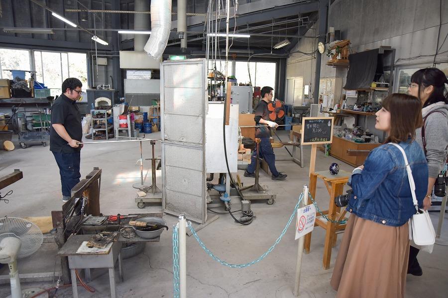 薩摩切子の基となる生地の製作風景を見学。なかなか見ることのできない、貴重な体験です