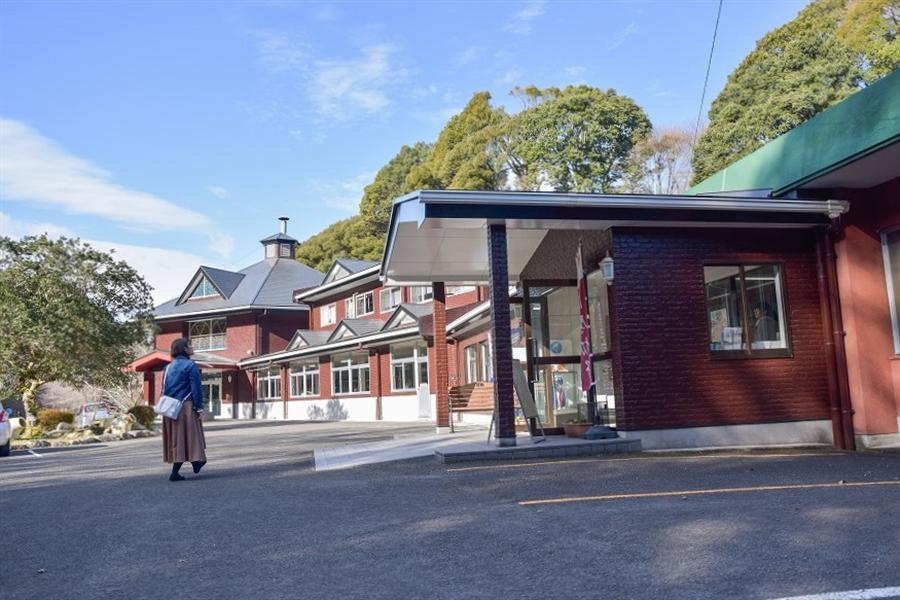 薩摩切子の製作・販売を行う「薩摩びーどろ工芸」では、贈答品用から普段使いにぴったりの作品が数多く展示されています