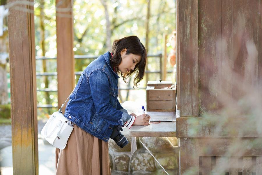 参拝の後は、ハートに型の絵馬に願いを込めて。また桜や紅葉の季節にあわせ、イベントも開催されていますよ
