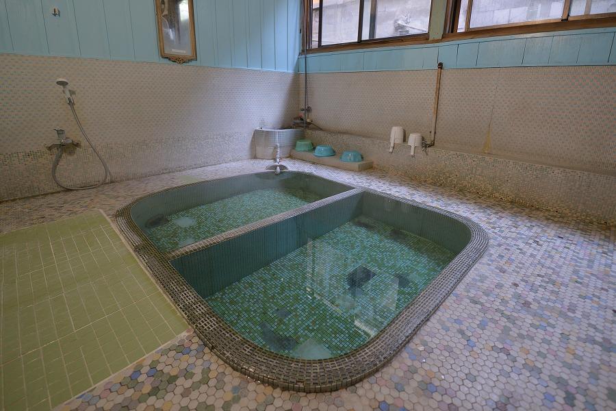 西郷さんが特に愛好していたといわれる「共同湯（元湯）」。手前があつ湯、奥がぬる湯になっており、つるっとした柔らかい湯触りで、湯上りもさっぱりです