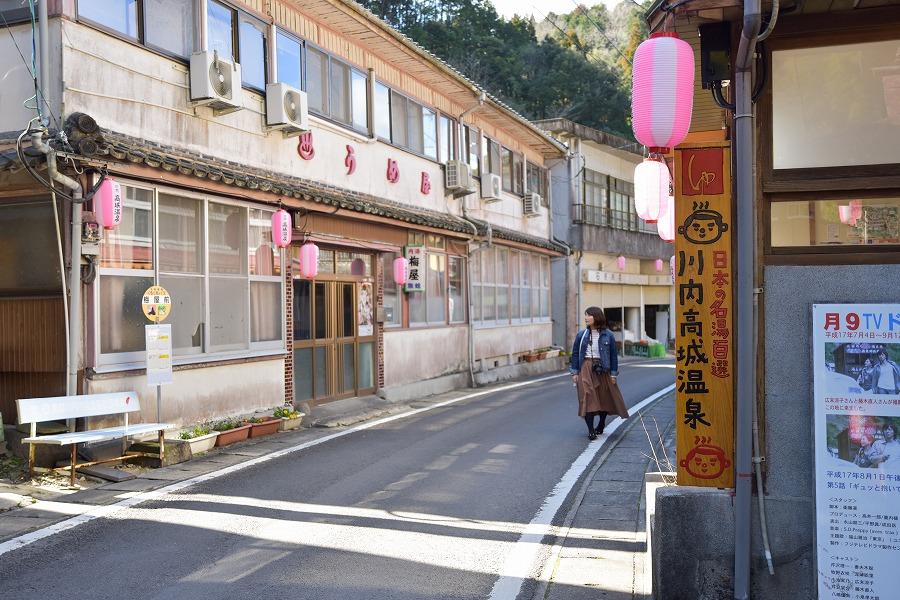 温泉街をぶらり散策。売店や食堂もあり、ランチや手土産の購入も可能です
