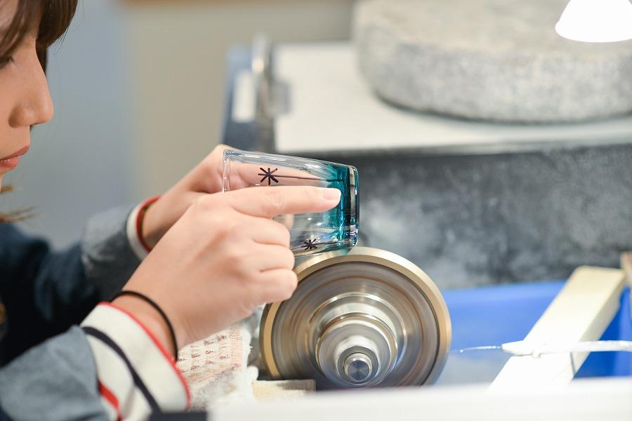 いざ、ガラスカットに挑戦。スタッフの方が丁寧にサポートしてくれるので、初めてでも安心です。世界に一つだけの、オリジナル切子を作ってみましょう