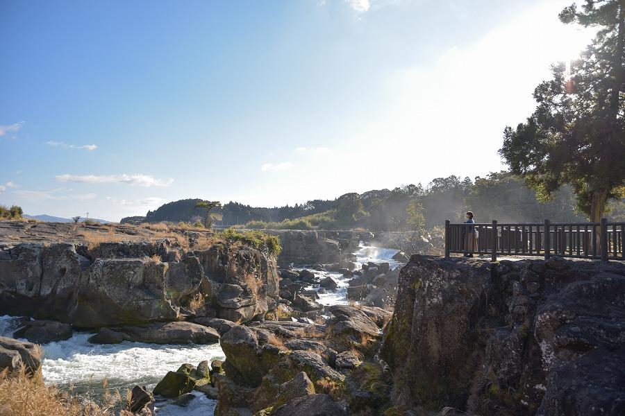 滝幅210メートル、高さ12メートル、“東洋のナイアガラ”と呼ばれることもある「曽木の滝（そぎのたき）」。千畳岩の岩肌を削るように流れ落ちる水流と轟音は、豪快で迫力があります