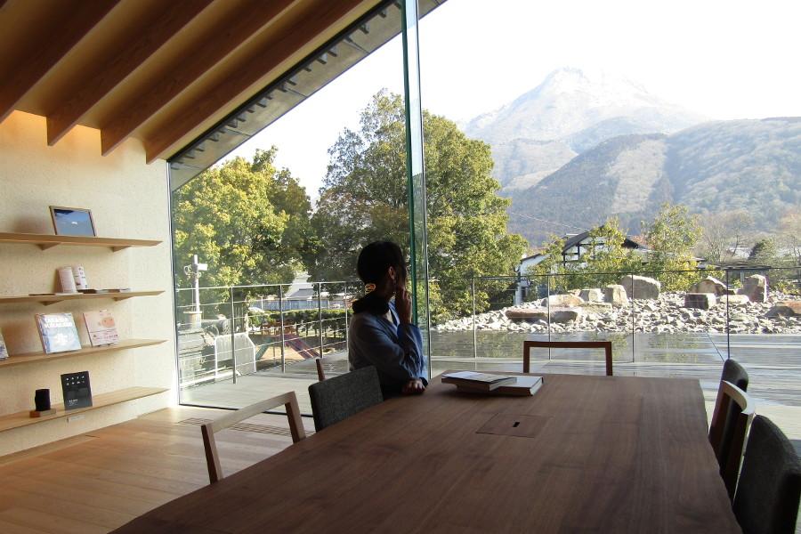 2階ラウンジからは、壮大な由布岳の姿と、その麓に点在する岩からイメージした枯山水の庭が眺められます。個性的な空間は、国内外で活躍する建築家・隈研吾氏によるものです