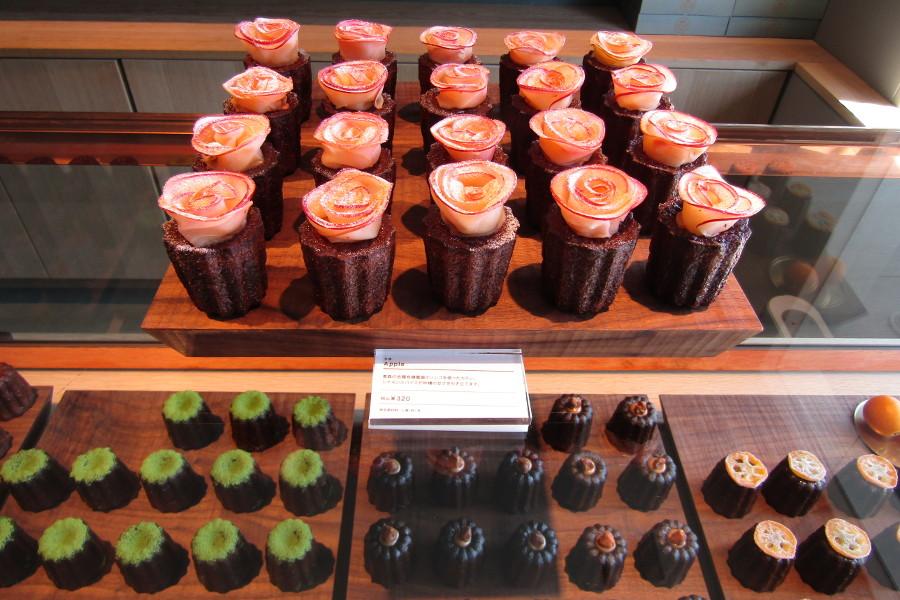 人や土地とのつながりを軸に、由布院産の牛乳など素材にこだわって作られるカヌレ。女子力がアップしそうな薔薇のカヌレは、有機農園のりんごを使用しています