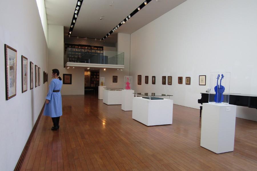 湯の坪通りを後にして、アートスポットが集まる「鳥越」エリアに移動。音楽をテーマにした作品を展示する美術館「由布院空想の森 アルテジオ」は、クラシック音楽をBGMに、人間の感情を表現したバイオリンのオブジェなど、個性豊かなアートに出会えます