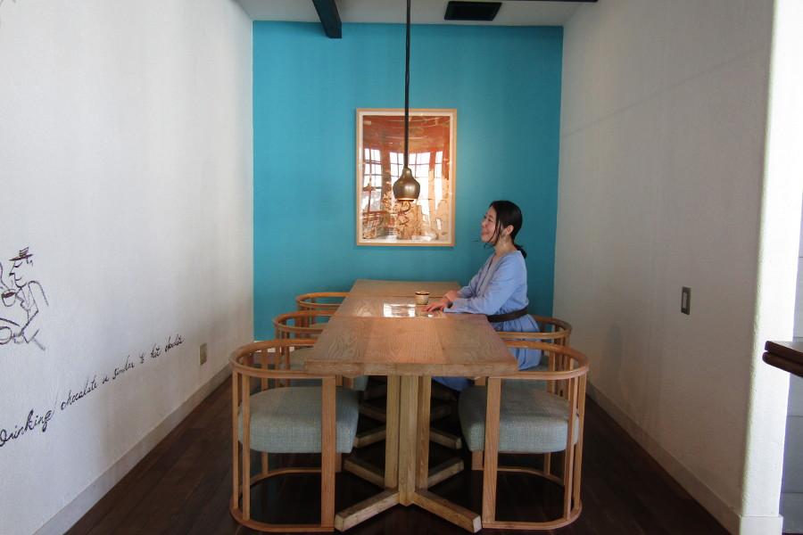 美術館に隣接するティールーム「the theo（テテオ）」では、お茶やランチが楽しめます。店内の一角にあるスカイブルーの壁紙が印象的