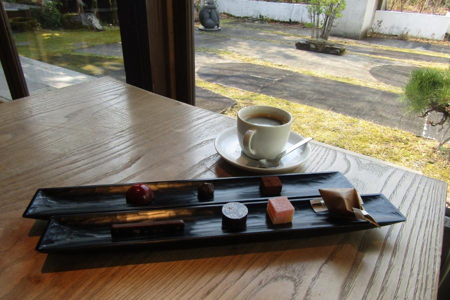 同敷地内にあるチョコレートショップが手掛けるチョコレートプレート（1000円）。大分名物の柚子トリュフや、柑橘類のショコラなど、味比べができます