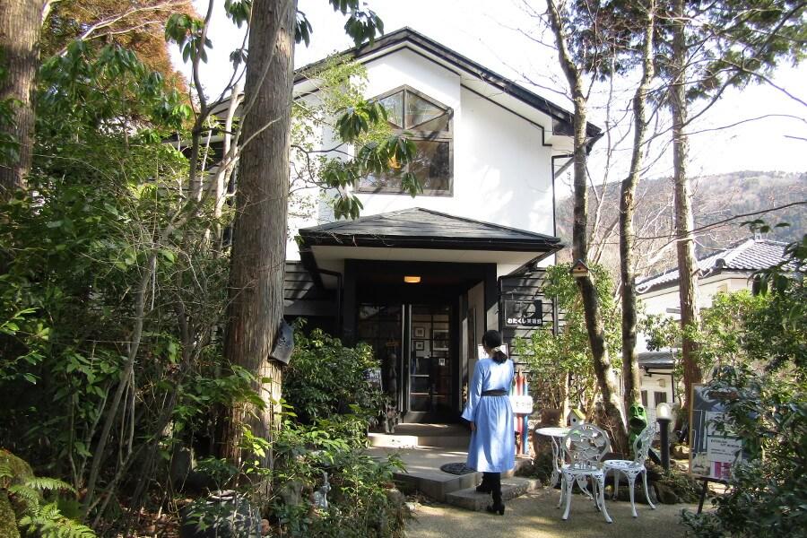 「由布院空想の森 アルテジオ」から徒歩1分。一軒家の佇まいが素敵な「わたくし美術館」へ。陶芸家や画家としても活動するオーナー夫婦が、国内を中心にセレクトした作品が100点ほど展示されています