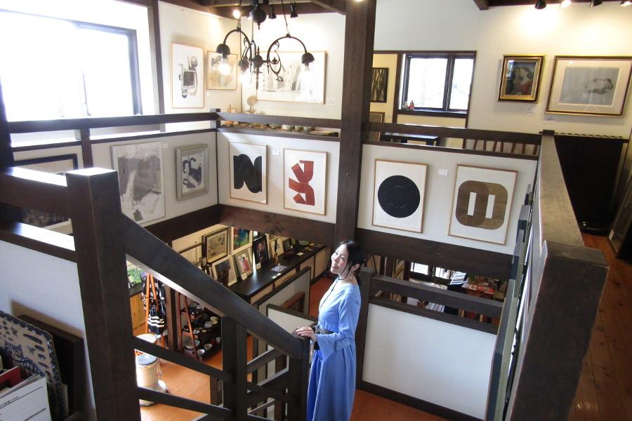 吹き抜けの空間を活かしてアート作品が展示されている館内。2階では由布岳を眺めながら、珈琲を飲んでのんびりすることもできます（珈琲付き入場料500円）