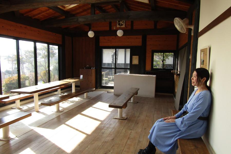 アートを楽しんだ後は温泉タイム。徒歩13分ほどの場所にある日帰り入浴可能な「束ノ間」では、美肌効果があるとされるメタケイ酸を含んだ温泉を満喫。山々の景色と湯煙を眺められる「茶房Cafe」もおすすめ